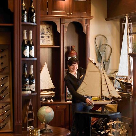 Yachthafenresidenz Hohe Duene Hotell Rostock Eksteriør bilde A model ship in a shop in Saint Petersburg, Russia