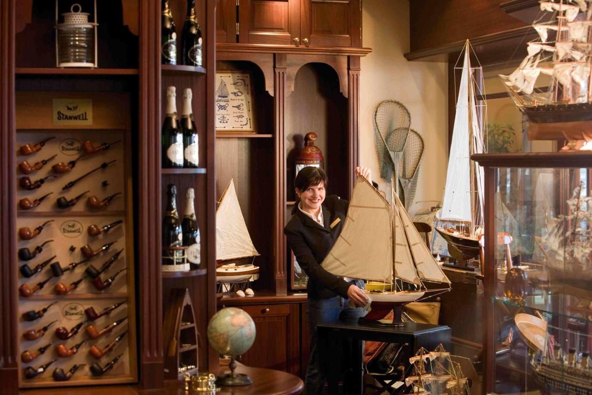 Yachthafenresidenz Hohe Duene Hotell Rostock Eksteriør bilde A model ship in a shop in Saint Petersburg, Russia
