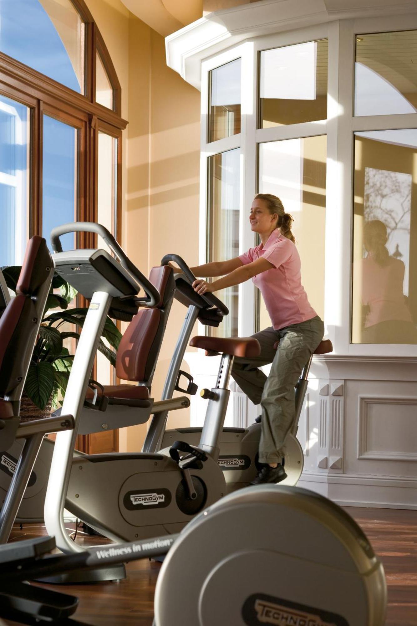 Yachthafenresidenz Hohe Duene Hotell Rostock Eksteriør bilde A woman on a treadmill
