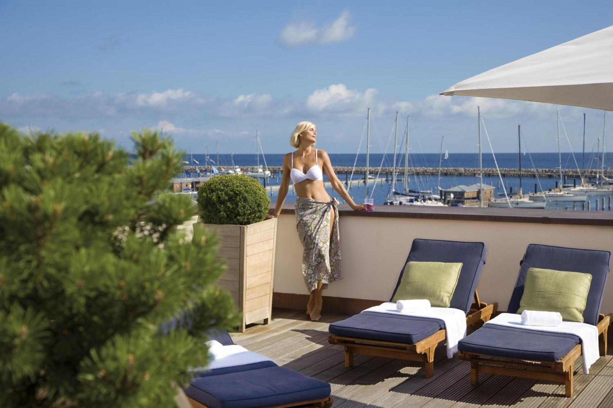 Yachthafenresidenz Hohe Duene Hotell Rostock Eksteriør bilde Rooftop terrace