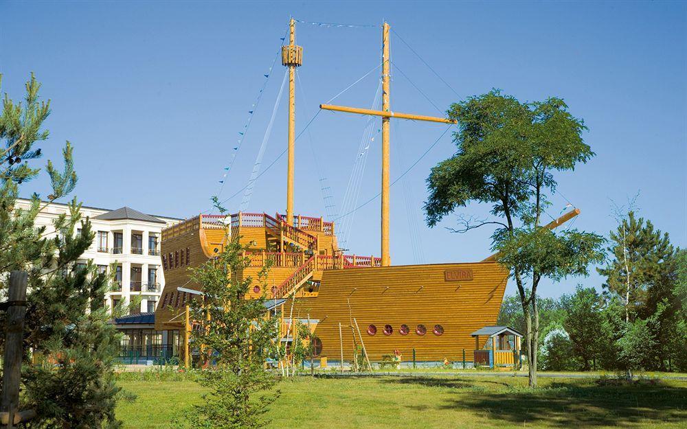 Yachthafenresidenz Hohe Duene Hotell Rostock Eksteriør bilde The ship in 2011
