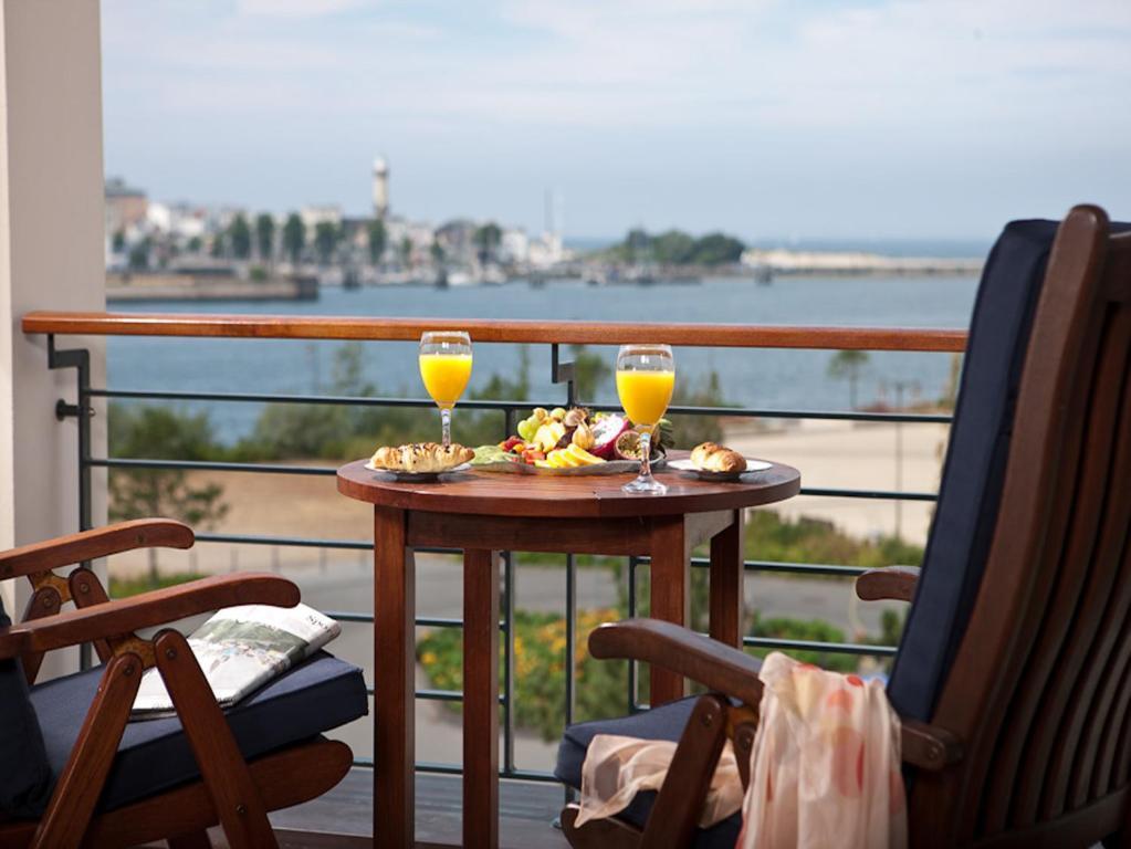 Yachthafenresidenz Hohe Duene Hotell Rostock Rom bilde A balcony