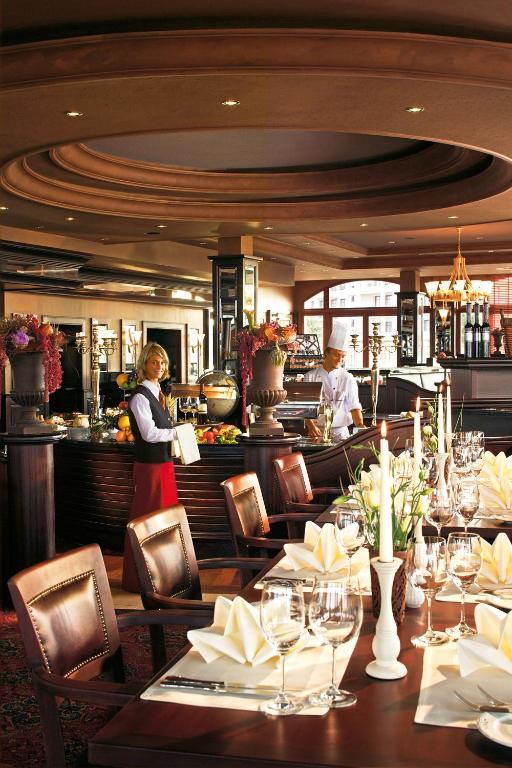 Yachthafenresidenz Hohe Duene Hotell Rostock Eksteriør bilde Restaurant