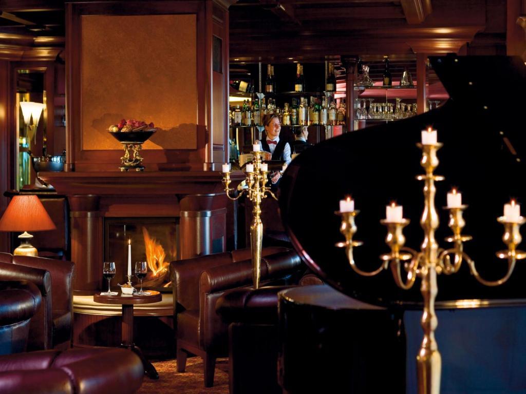 Yachthafenresidenz Hohe Duene Hotell Rostock Eksteriør bilde The bar at the St. Regis