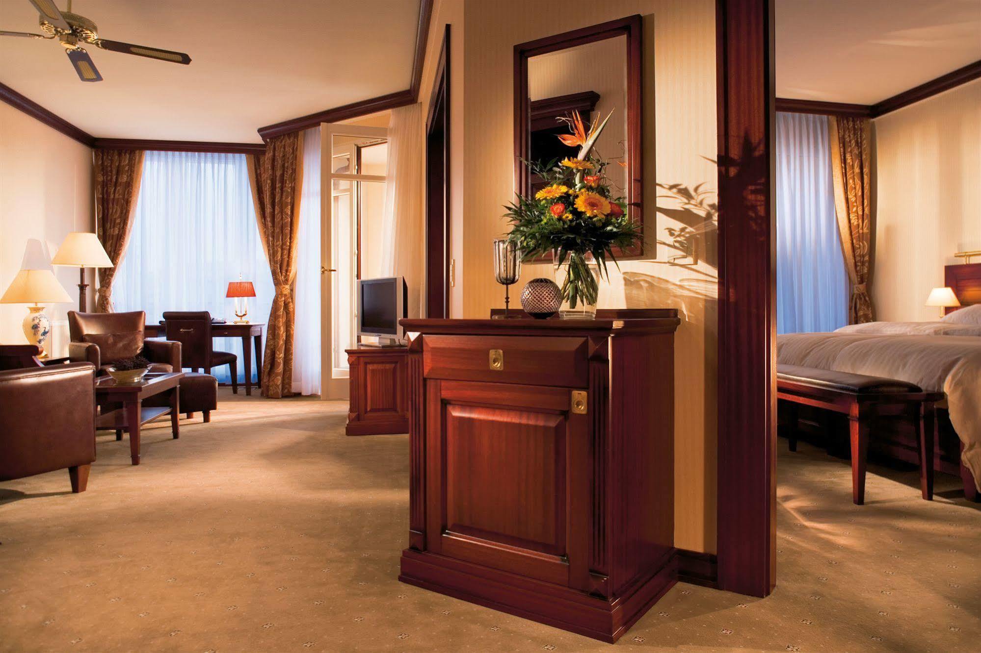 Yachthafenresidenz Hohe Duene Hotell Rostock Eksteriør bilde A suite at the InterContinental Wien