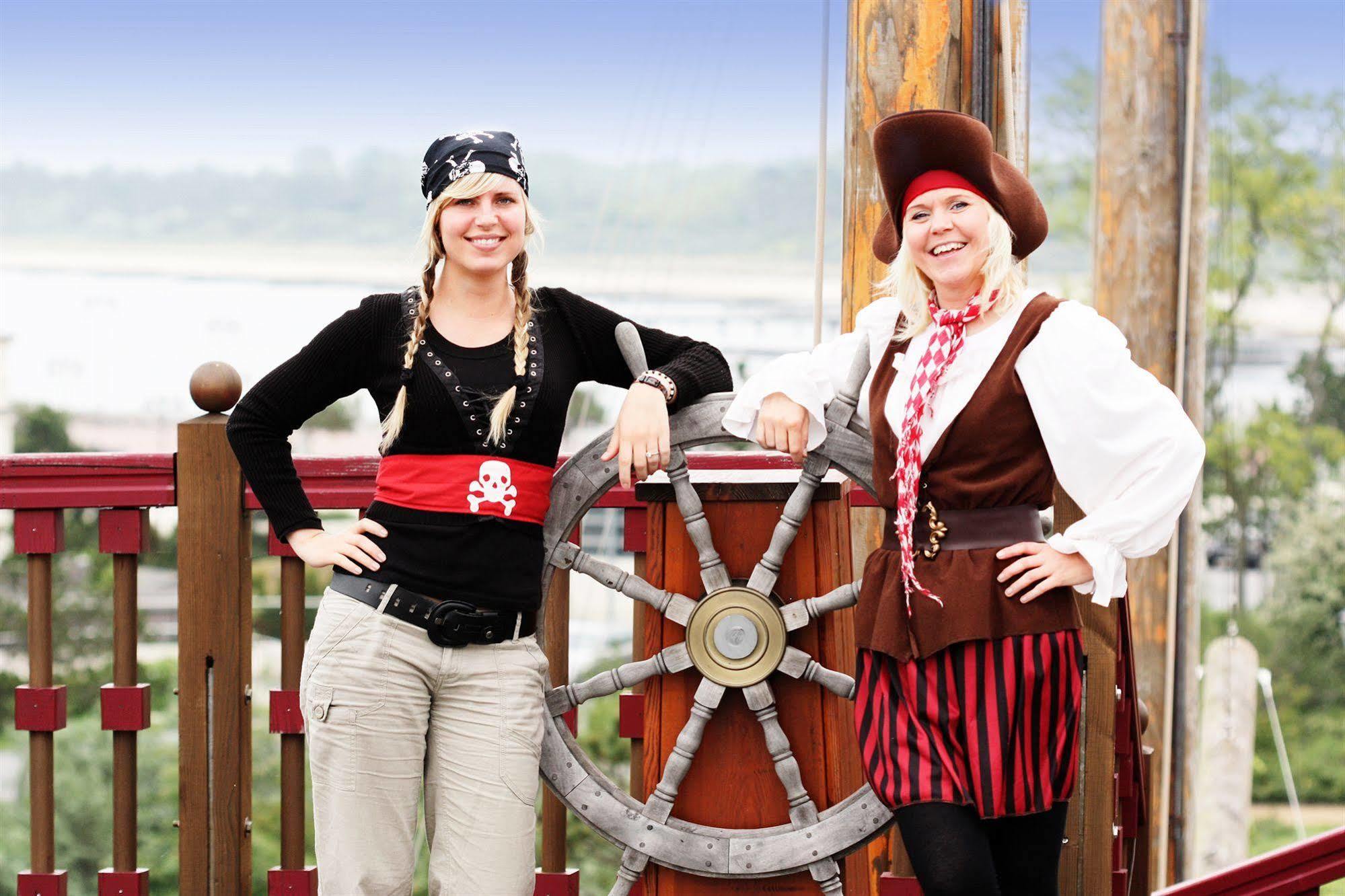 Yachthafenresidenz Hohe Duene Hotell Rostock Eksteriør bilde Two pirates at the 2009 festival