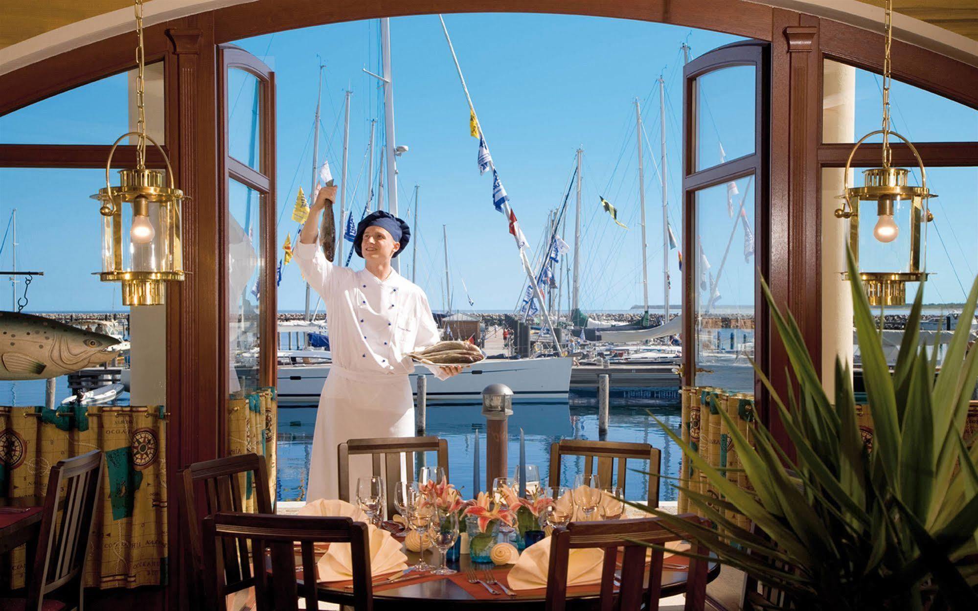 Yachthafenresidenz Hohe Duene Hotell Rostock Eksteriør bilde The Harbor View Bar and Grill